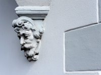 Steinweg Skulptur am Haus der Allerzeitung